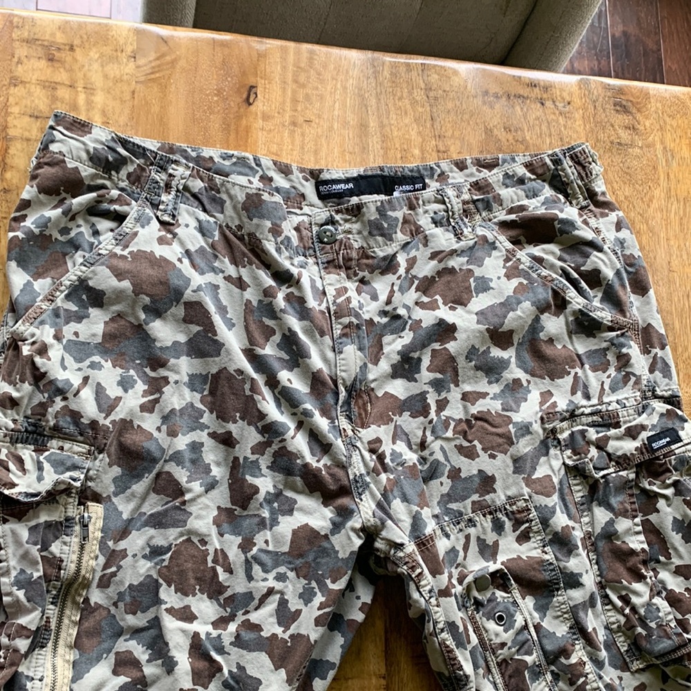 Rocawear Classic Fit Camouflage Cargo Pants (W42)